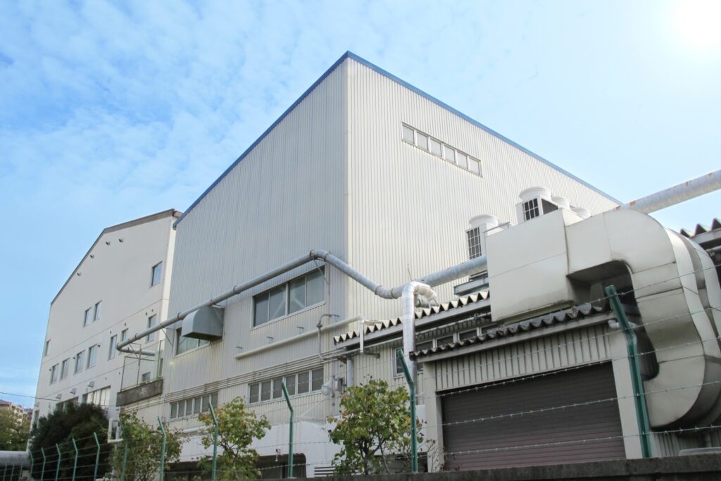 工場・倉庫の建物外観と金属屋根