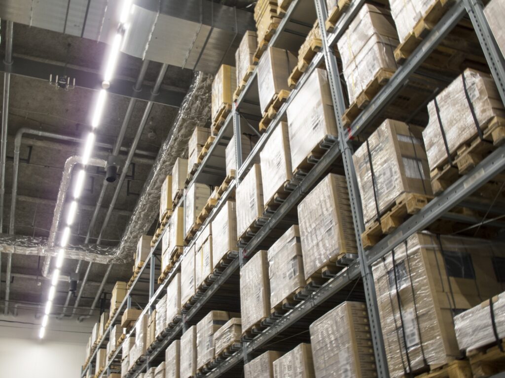 ラックに製品が積まれた稼働中の倉庫内部