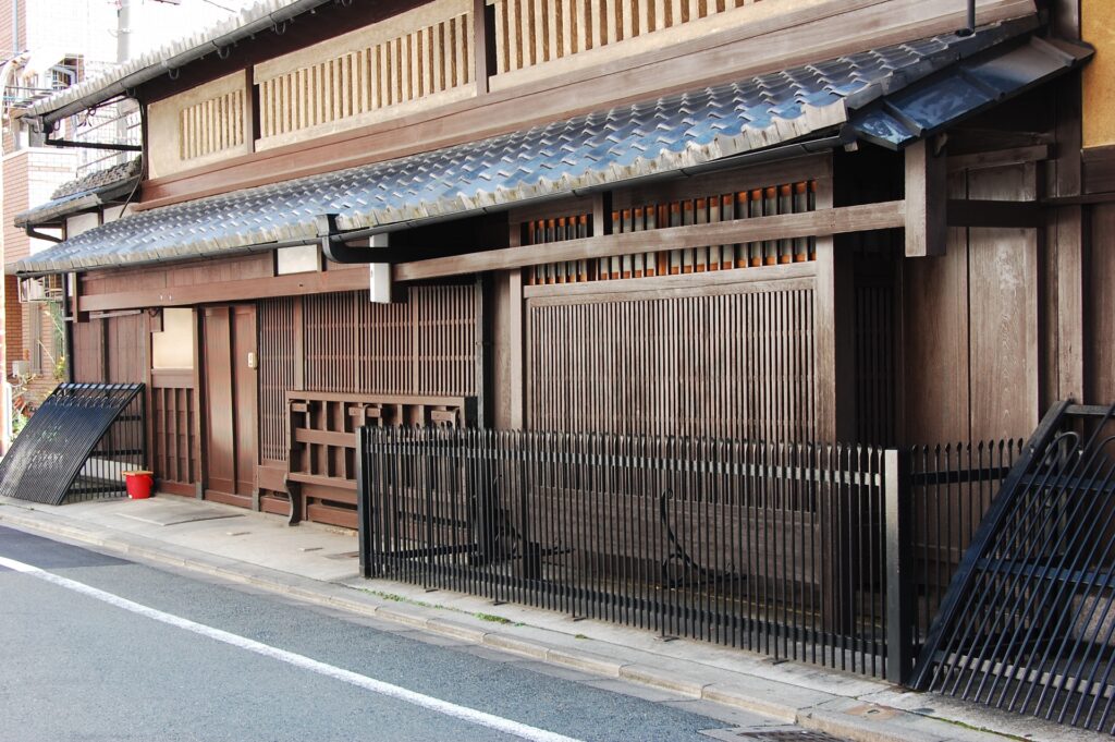京都の町並み。落ち着いた色調で統一された外壁が並ぶ