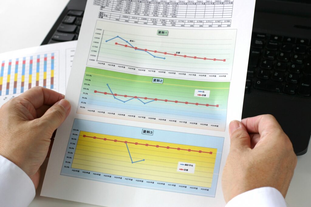 長期修繕計画の工程表を確認する様子|大規模修繕の周期は計画と資金から逆算する
