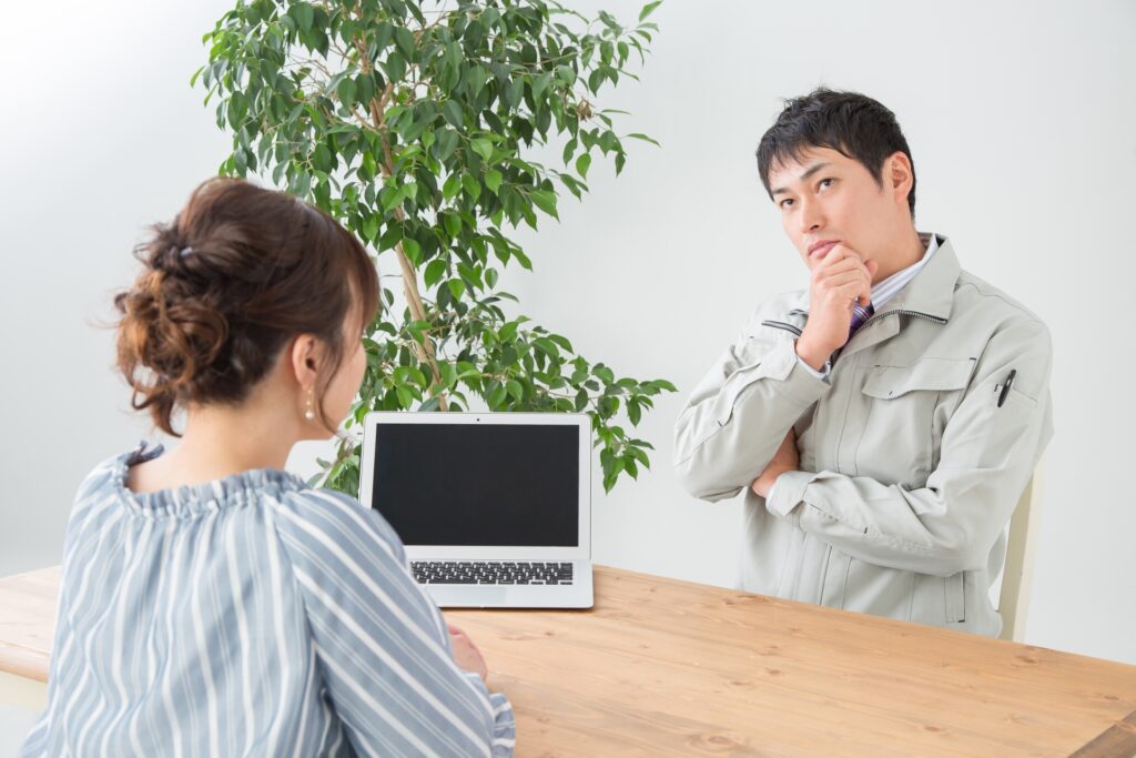 外壁塗装の相見積もりについて、施工会社の担当者と打ち合わせをする様子
