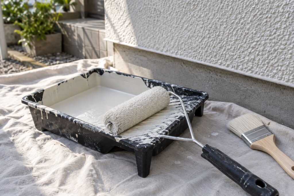 ローラーと塗料バケットなどの塗装道具