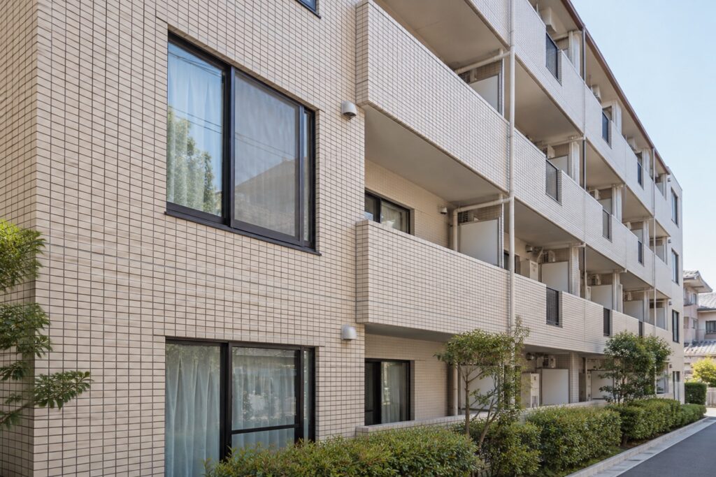 タイル張りのマンション外観