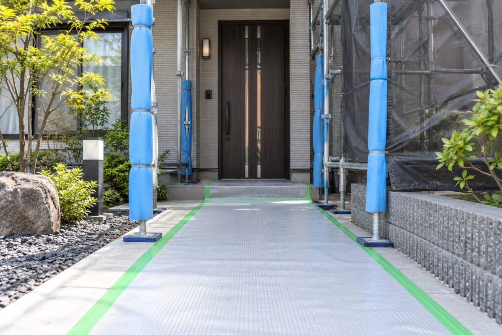 塗装工事中に養生された玄関アプローチ