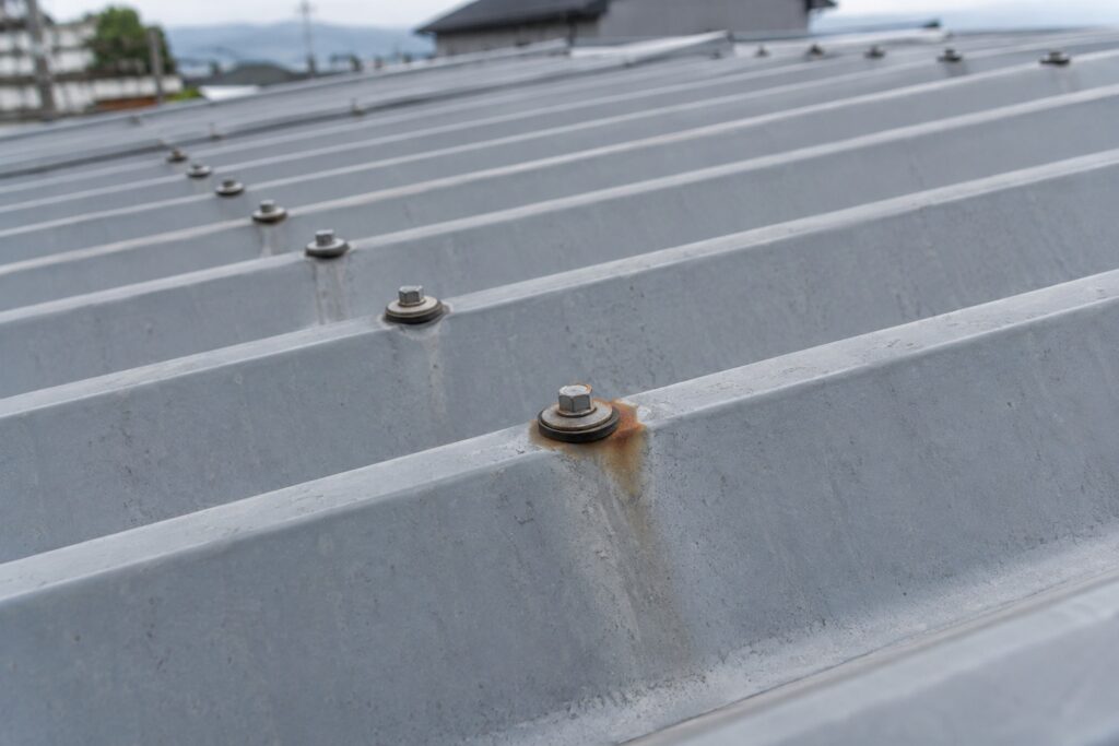 折板屋根のボルトに出たサビ