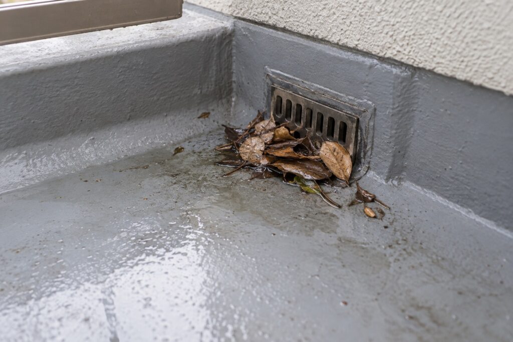 落ち葉が溜まったベランダの排水口